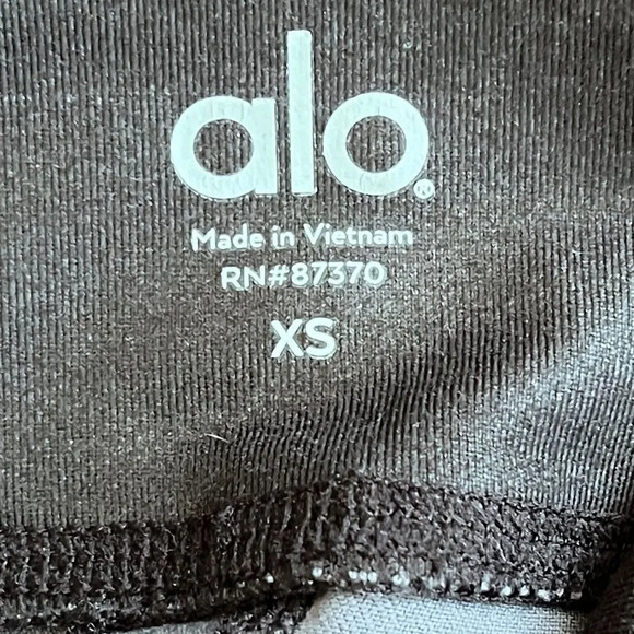 Alo Yoga Gray Gradient Ombre Stripe Airbrush Capri Leggings Size XS - Picture 5 of 6